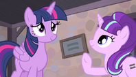 Twilight ruffles her wings S5E1