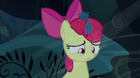 Apple Bloom oyendo hablar a la voz Un Descanso Agotador