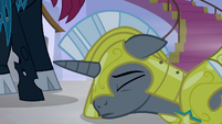 Royal guard collapses on the ground S9E17