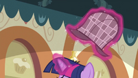 Twilight levitating the detective hat S2E24