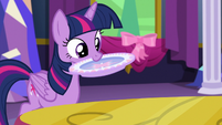 Twilight putting a plate on the table S06E06