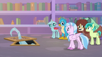 Young five look uncertain at each other S8E22