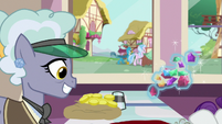 Rarity leaves jewelry store with a lot of gems S9E19