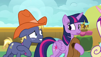 Star Tracker reminds Twilight of the photoshoot S7E22