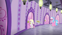Sweetie Belle with a towel on her head S9E23