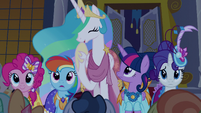 Celestia laughing at Discord's jokes S5E7