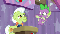 Granny Smith giving Spike his cue S9E16