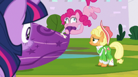 Pinkie reinflating the hot air balloon S9E4