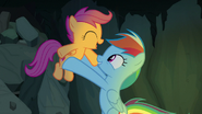 S07E16 Rainbow Dash podnosi Scootaloo