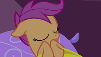 Scootaloo lays down to sleep S3E06