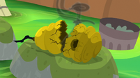 Smoking empty flash bee hive S9E20