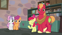 Apple Bloom apologizing to Sugar Belle S7E8