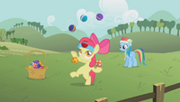 Apple Bloom jonglerar S1E12