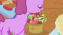Berryshine grabs her apple basket S1E03