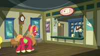 Big Mac trotting into the post office S8E10