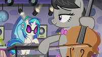 DJ Pon-3 looking at each other S5E9