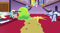 Lyra and Sprinkle Medley run away from the Smooze S5E7