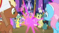 Twilight Sparkle teleports away from the crowd S7E14