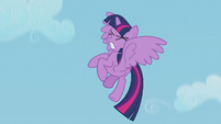 Twilight flaps her wings to stop falling S5E25