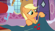 Applejack knitting S03E13