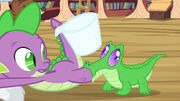 S03E11 Gummy doczepia się do nogi Spike'a