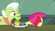 S05E17 Apple Bloom odsuwa talerz