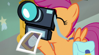 Scootaloo takes picture of Rainbow's diaper S7E7