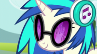 DJ Pon-3 looking at Twilight and Starlight S6E6