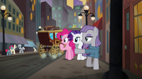 Maud Pie pointing at Pouch Pony S6E3