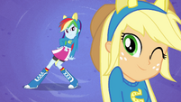 Rainbow e Applejack em uma tela inicial EG