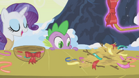 Rarity dumps weaving materials onto table S1E11