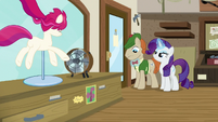 Rarity straightening Mr. Breezy's bowtie S7E19