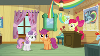 Sweetie Belle y Scootaloo mirando a Apple Bloom Un Descanso Agotador