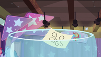 Pinkie's signup paper falls into the bowl S9E16