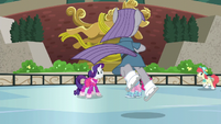 Rarity and Pinkie Pie sees Maud ice-dancing S6E3