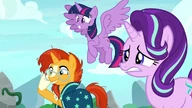 Bohaterowie po rzuceniu zaklęcia - ekscytacja Twilight i Sunbursta oraz niepokój Starlight