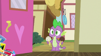 Spike arrives with two ice cream cones S9E19