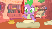 Spike escribiendo una carta a Celestia