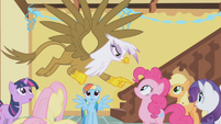 Gilda pointing at Pinkie S1E5