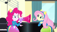 Pinkie Pie giving Fluttershy her cue SS4