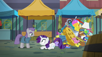 Rarity on the ground in front of Maud S6E3