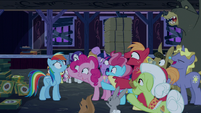 Ponyville ponies say "gotcha!" to Rainbow S6E15