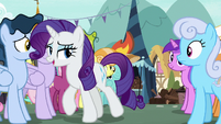 Rarity walking through the crowd of ponies S7E19