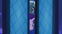 Starlight and Trixie peek into the throne room S6E25