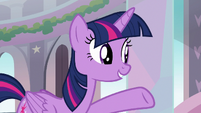 Twilight Sparkle pointing at Starlight Glimmer S8E1