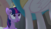 Twilight looking up at Princess Celestia S4E2