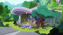 Main five and Starlight at the theater stage S8E7