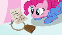 Pinkie finds Maud's note and cowbell S7E4