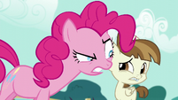 Pinkie looks at Featherweight very closely S5E19