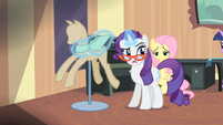 Rarity putting a piece of fabric around a mannequin S4E08